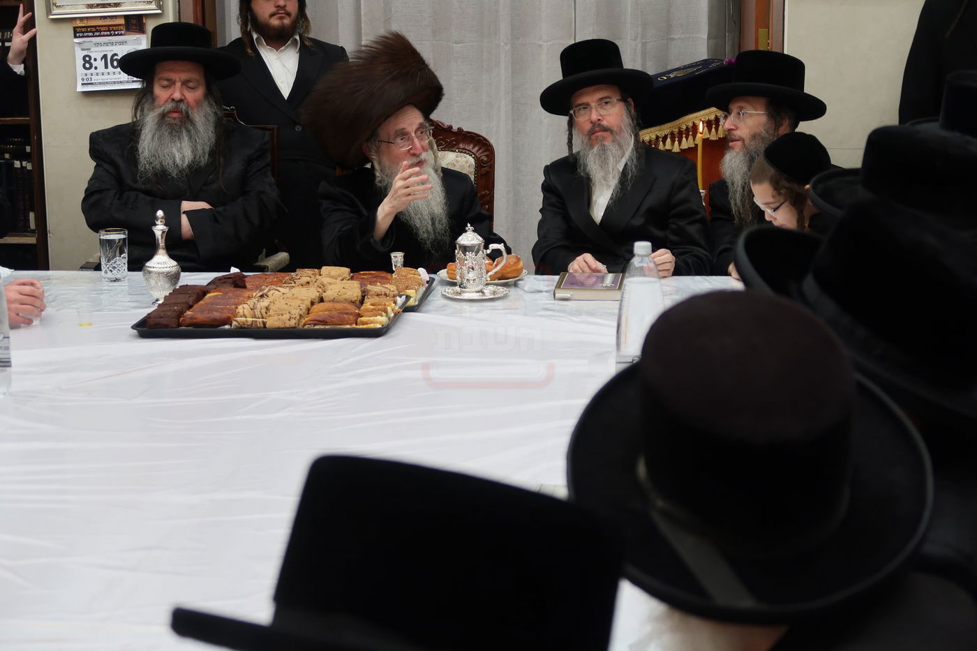 האדמו"ר ממעליץ בהדלקת נרות חנוכה