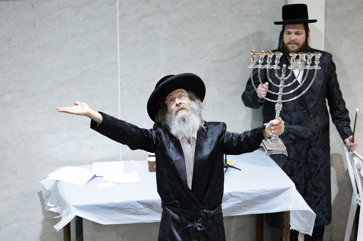 הרה"צ רבי אלימלך בידרמן בטיש חנוכה בחיפה