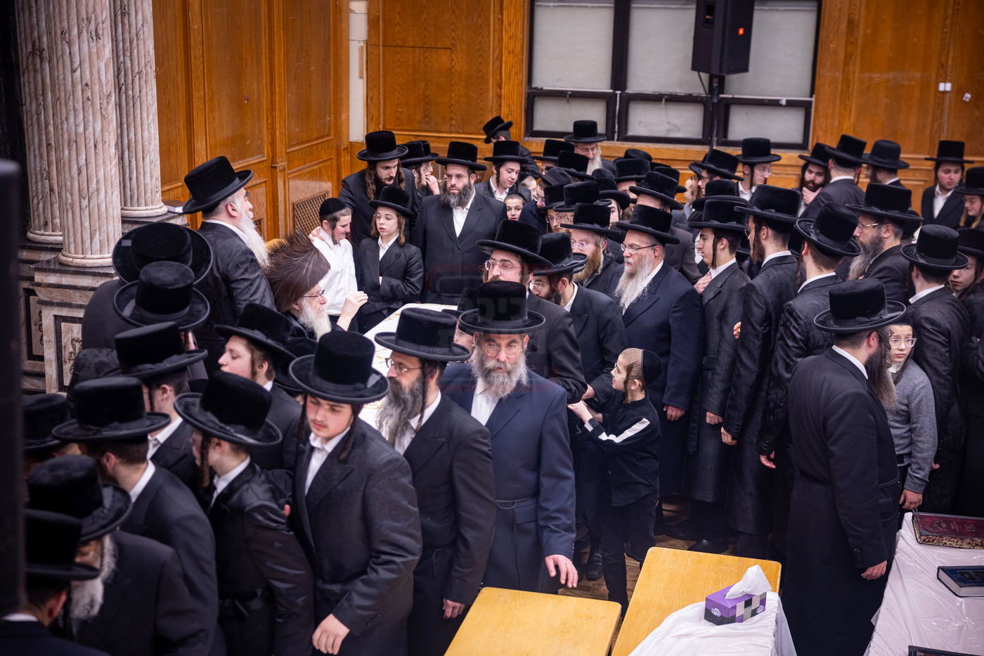 האדמו"ר מצאנז קלויזנבורג בהדלקת נרות חנוכה 