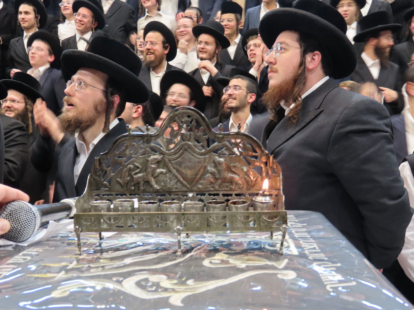 הרה"צ רבי אלימלך בידרמן עם החנוכייה של הבת עין