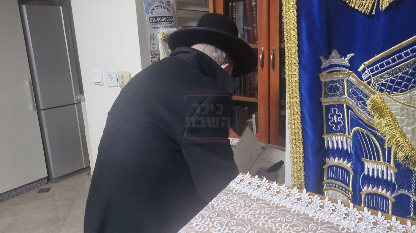 הגאון רבי בן ציון מוצפי בהדלקת נרות חנוכה