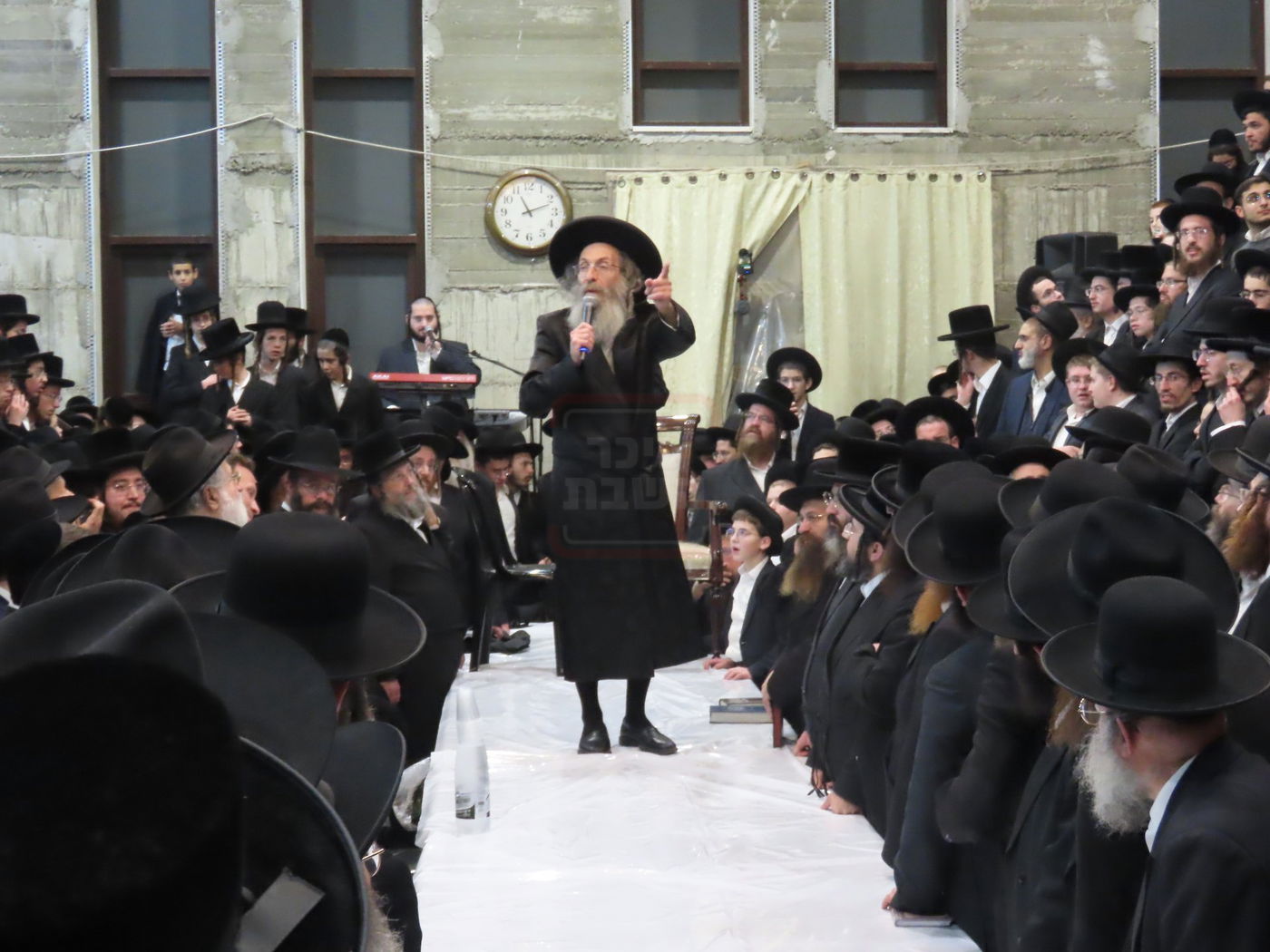 הרה"צ רבי אלימלך בידרמן בטיש חנוכה בברכפלד