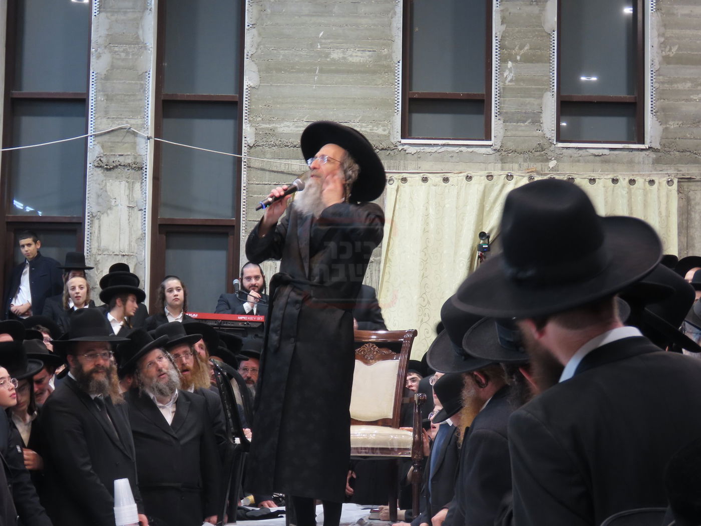 הרה"צ רבי אלימלך בידרמן בטיש חנוכה בברכפלד