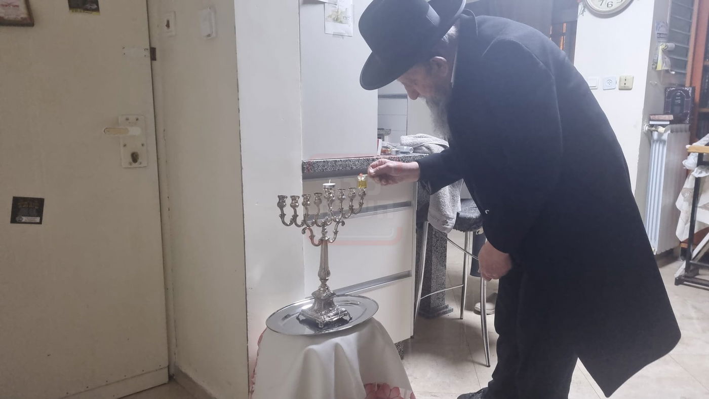 הגאון רבי בן ציון מוצפי בהדלקת נרות חנוכה