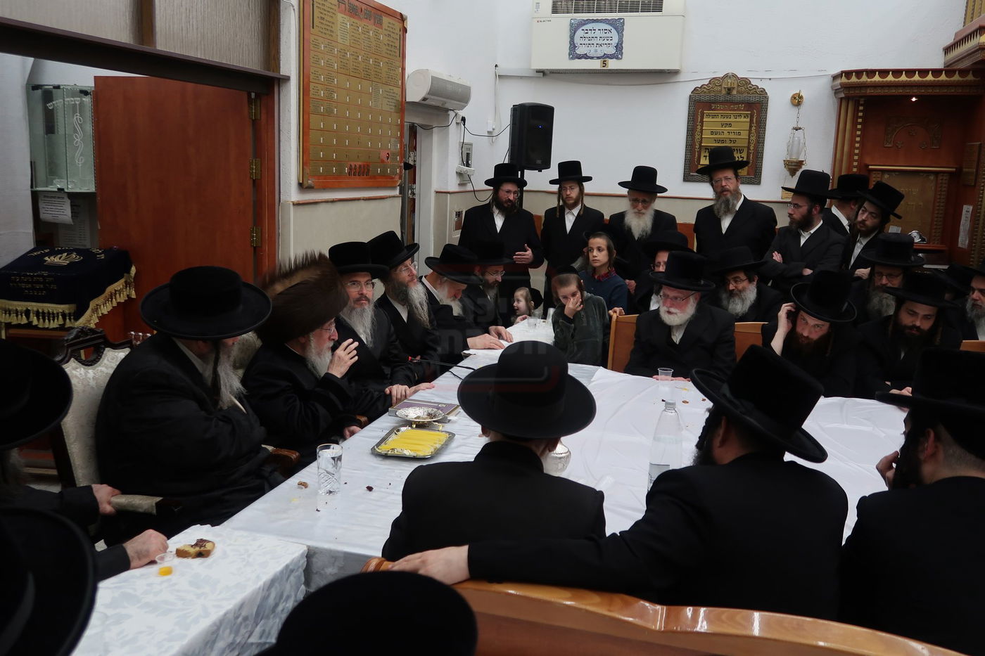 האדמו"ר ממעליץ בהדלקת נרות חנוכה