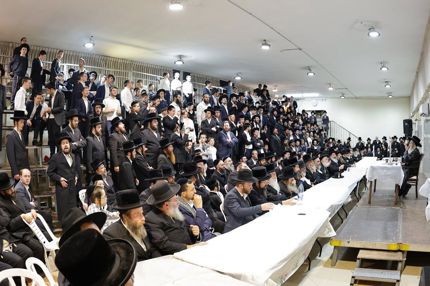 הרה"צ רבי אלימלך בידרמן בטיש חנוכה בחיפה