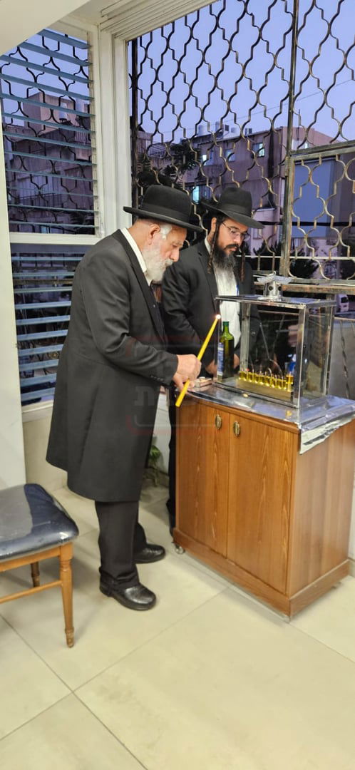 הגאון רבי שלמה מחפוד בהדלקת נרות חנוכה