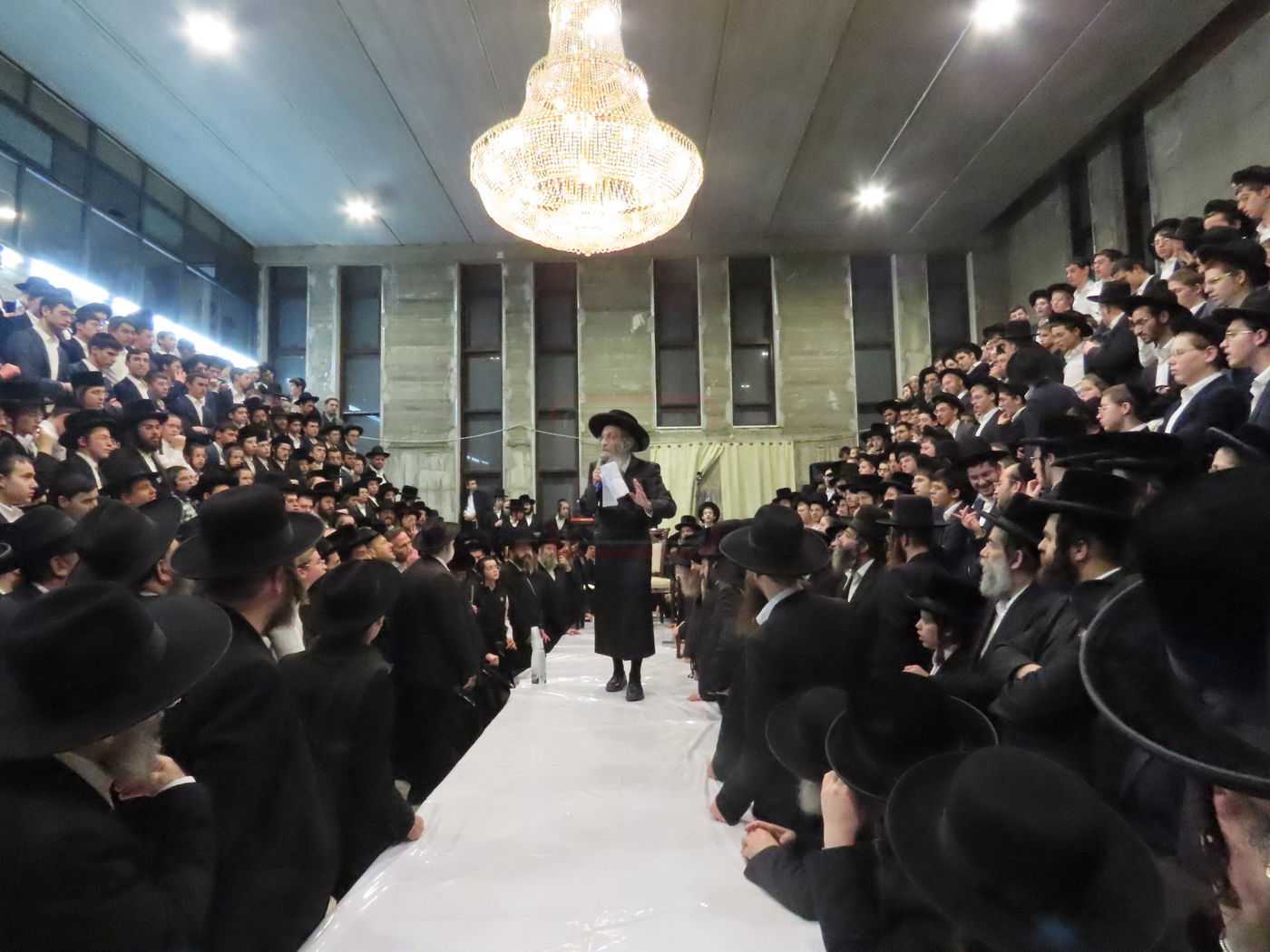 הרה"צ רבי אלימלך בידרמן בטיש חנוכה בברכפלד