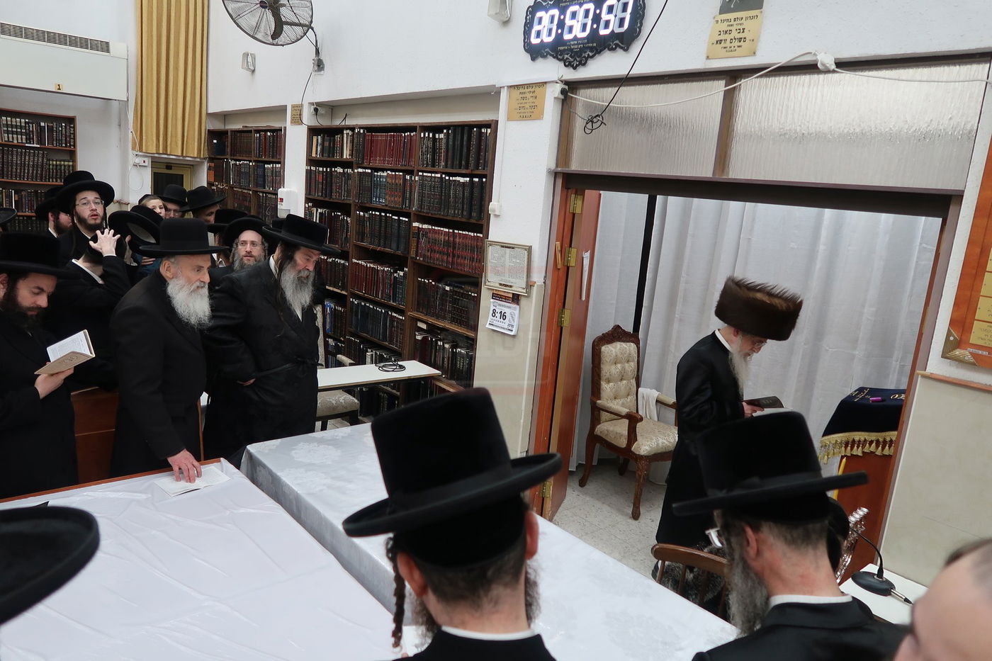 האדמו"ר ממעליץ בהדלקת נרות חנוכה