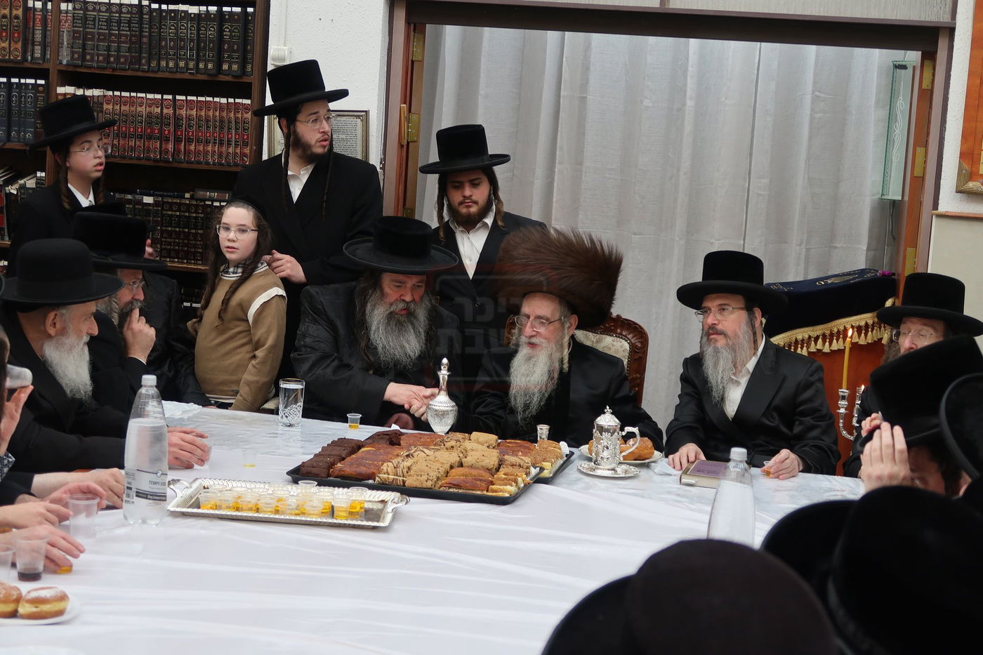 האדמו"ר ממעליץ בהדלקת נרות חנוכה