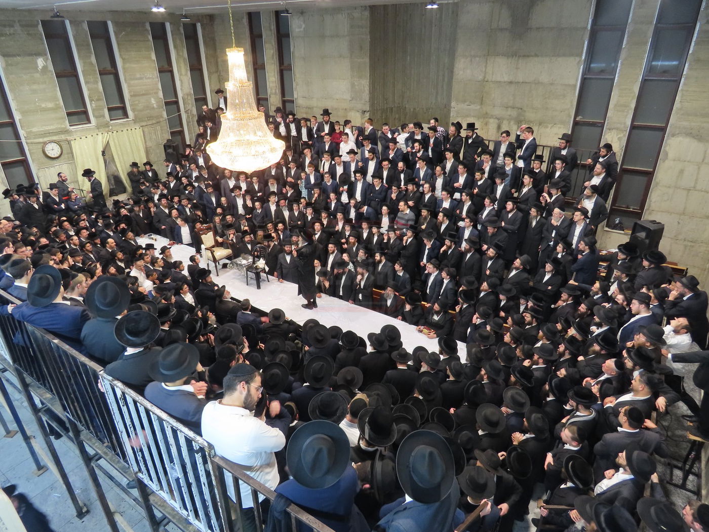 הרה"צ רבי אלימלך בידרמן בטיש חנוכה בברכפלד