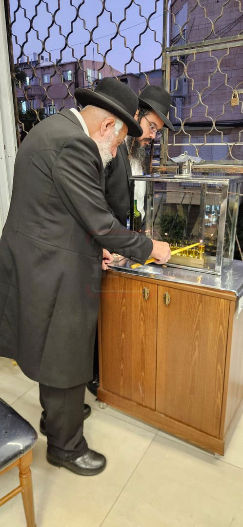 הגאון רבי שלמה מחפוד בהדלקת נרות חנוכה