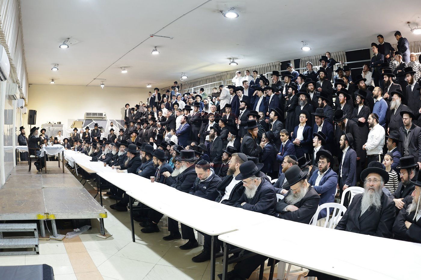 הרה"צ רבי אלימלך בידרמן בטיש חנוכה בחיפה