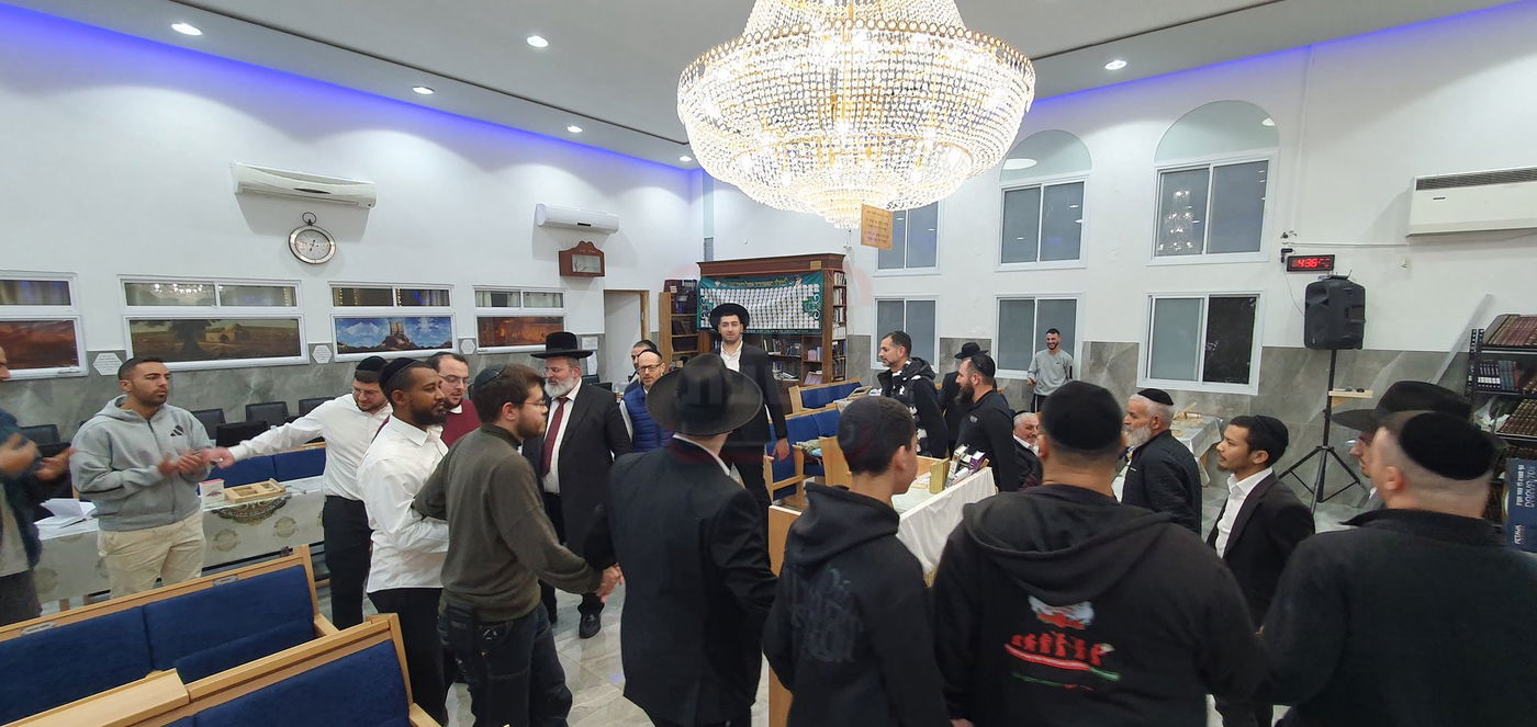 הגאון רבי יצחק לוי בהדלקת נרות חנוכה