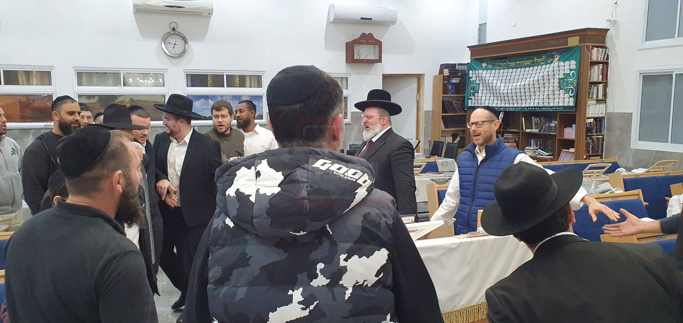 הגאון רבי יצחק לוי בהדלקת נרות חנוכה