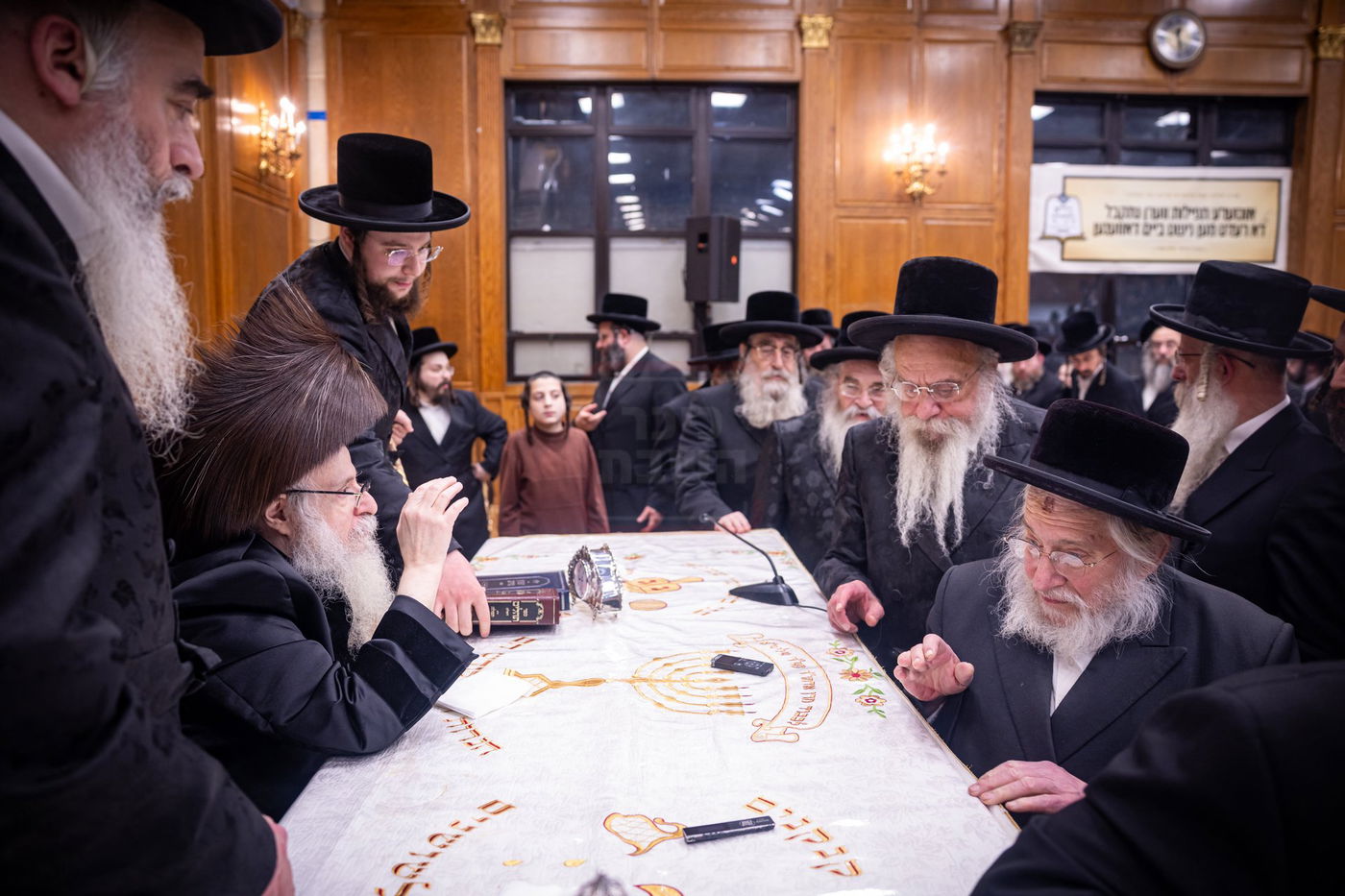 האדמו"ר מצאנז קלויזנבורג בהדלקת נרות חנוכה 