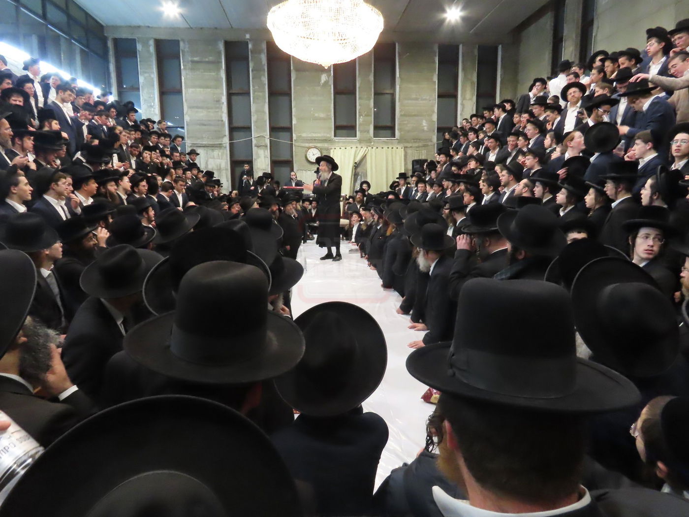 הרה"צ רבי אלימלך בידרמן בטיש חנוכה בברכפלד