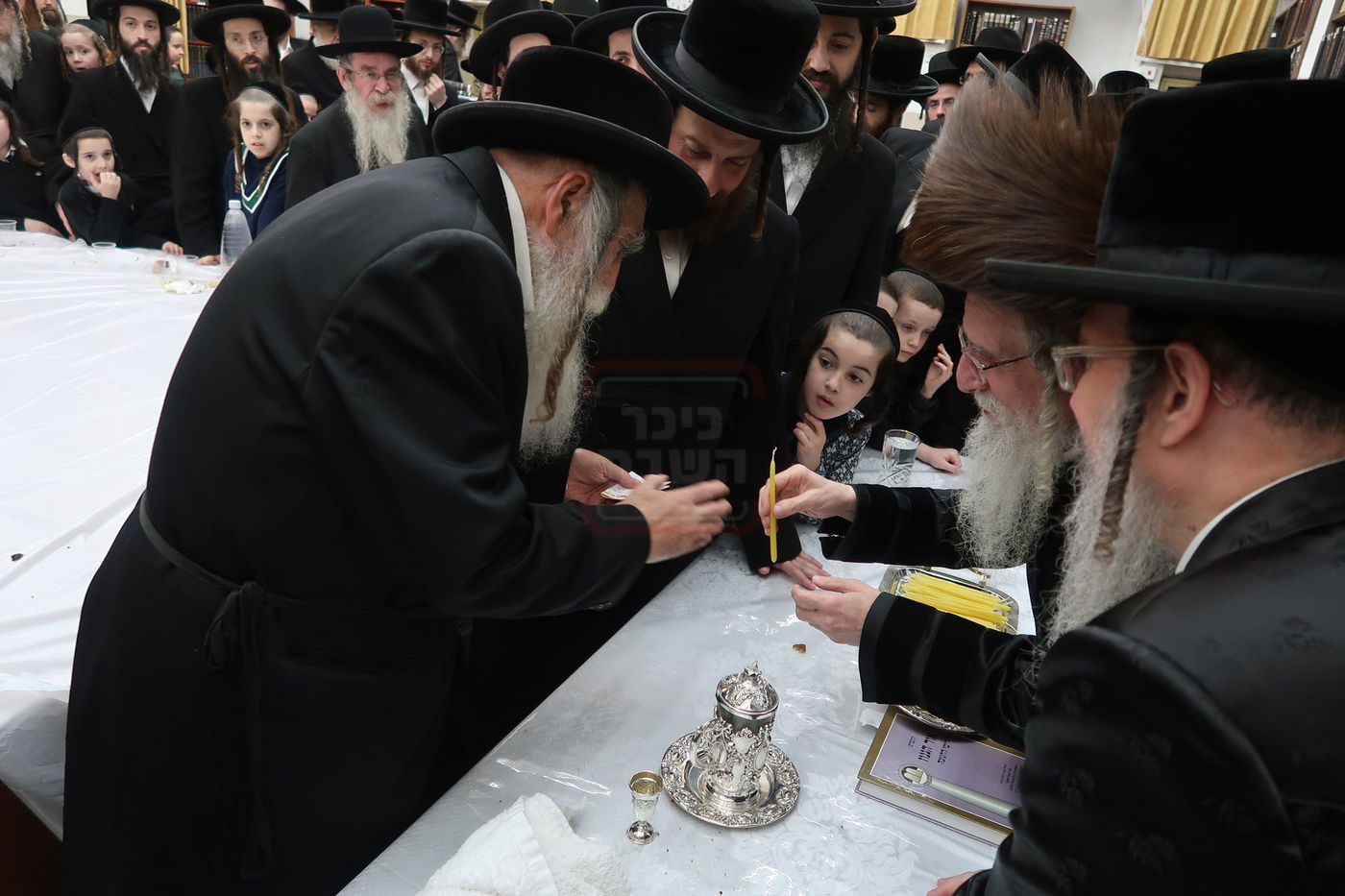 האדמו"ר ממעליץ בהדלקת נרות חנוכה