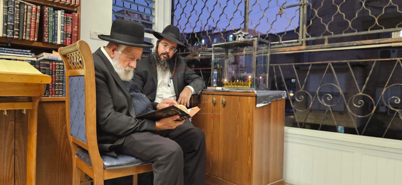 הגאון רבי שלמה מחפוד בהדלקת נרות חנוכה