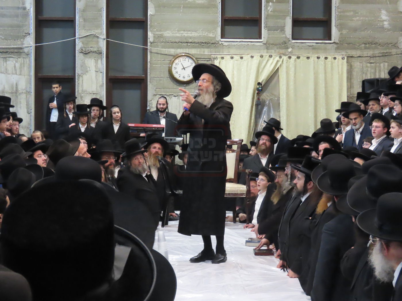 הרה"צ רבי אלימלך בידרמן בטיש חנוכה בברכפלד