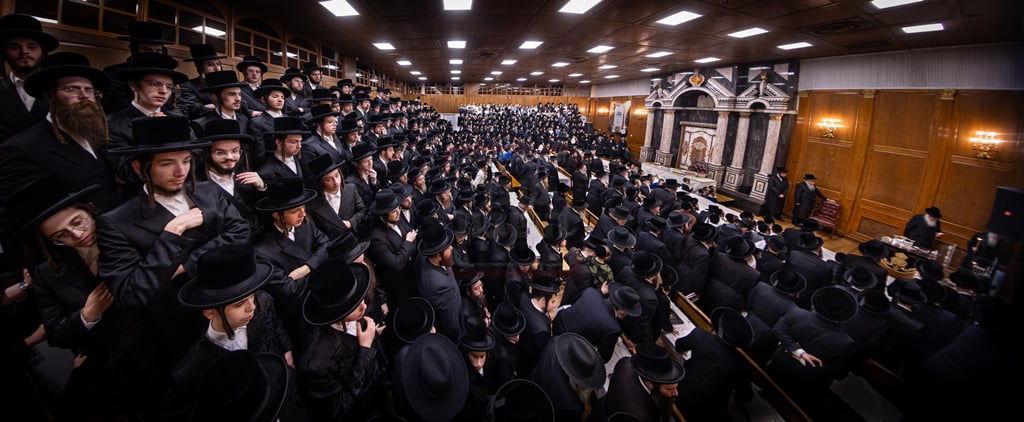 האדמו"ר מצאנז קלויזנבורג בהדלקת נרות חנוכה 