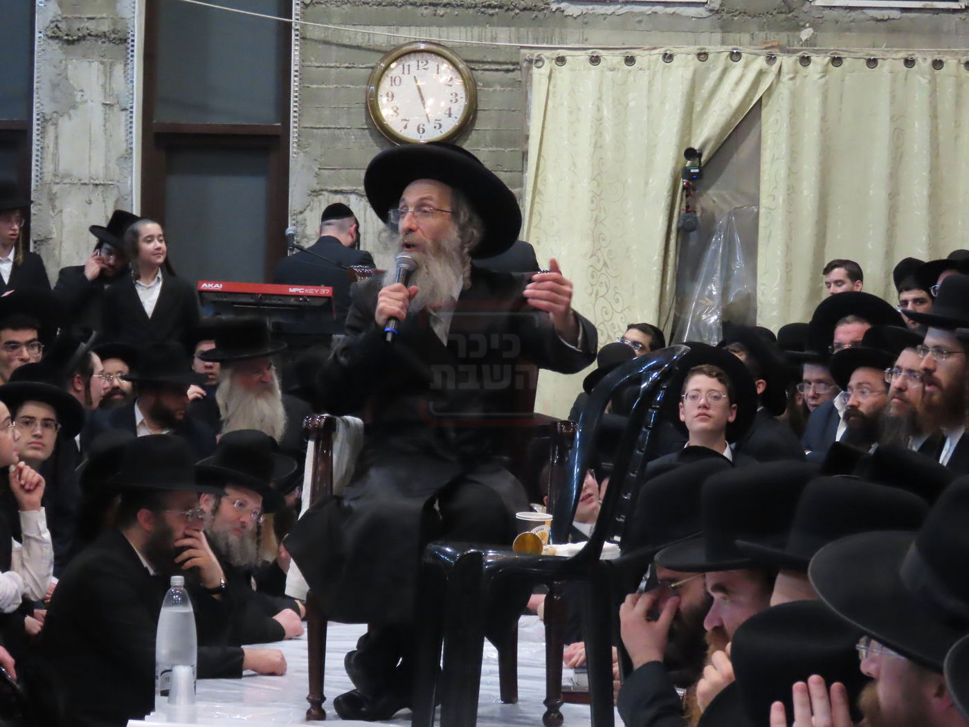 הרה"צ רבי אלימלך בידרמן בטיש חנוכה בברכפלד