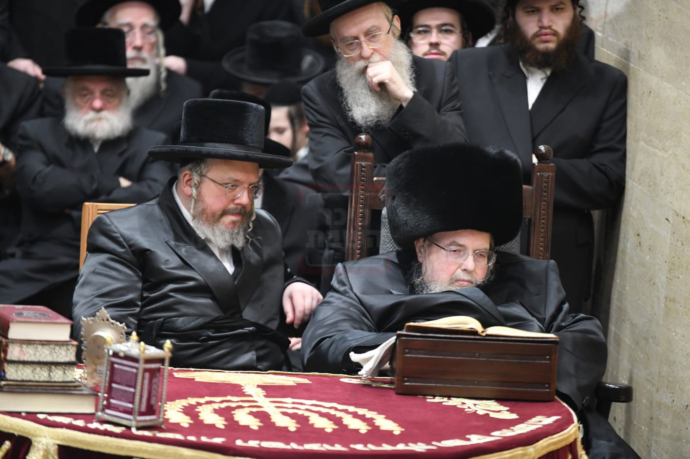 האדמו"ר מבעלזא בהדלקת נרות חנוכה