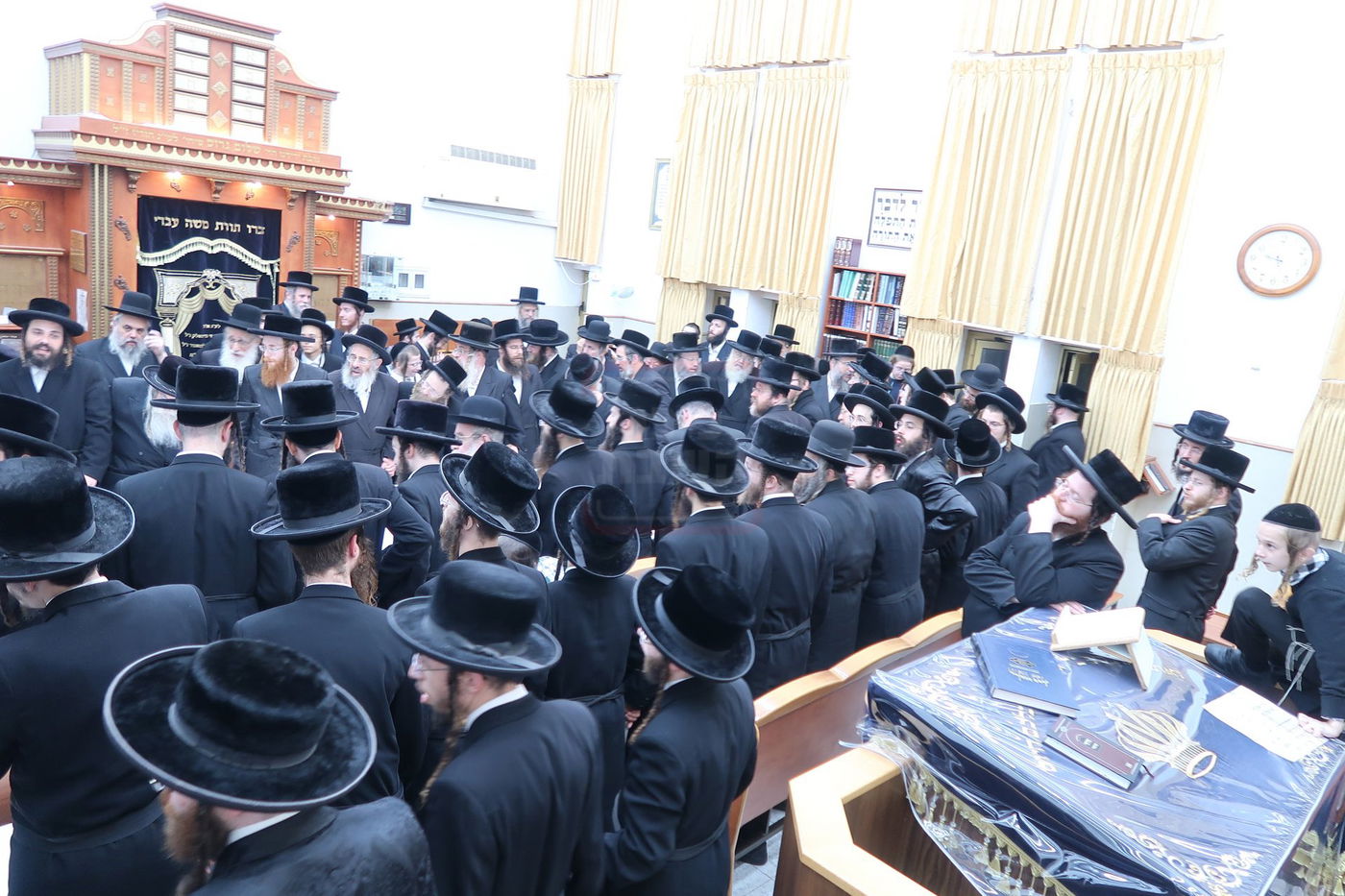 האדמו"ר ממעליץ בהדלקת נרות חנוכה