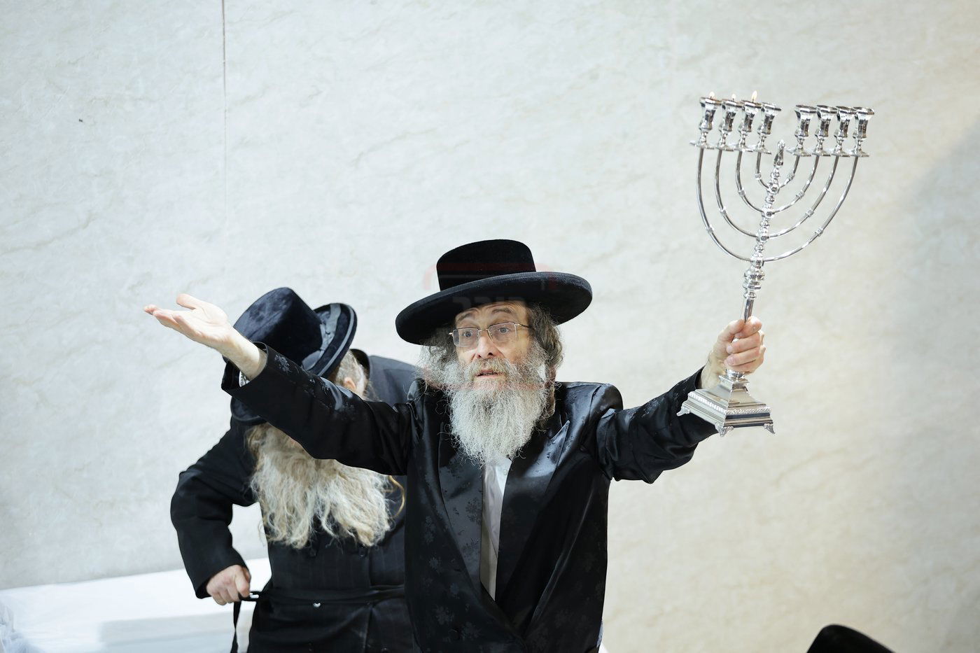 הרה"צ רבי אלימלך בידרמן בטיש חנוכה בחיפה