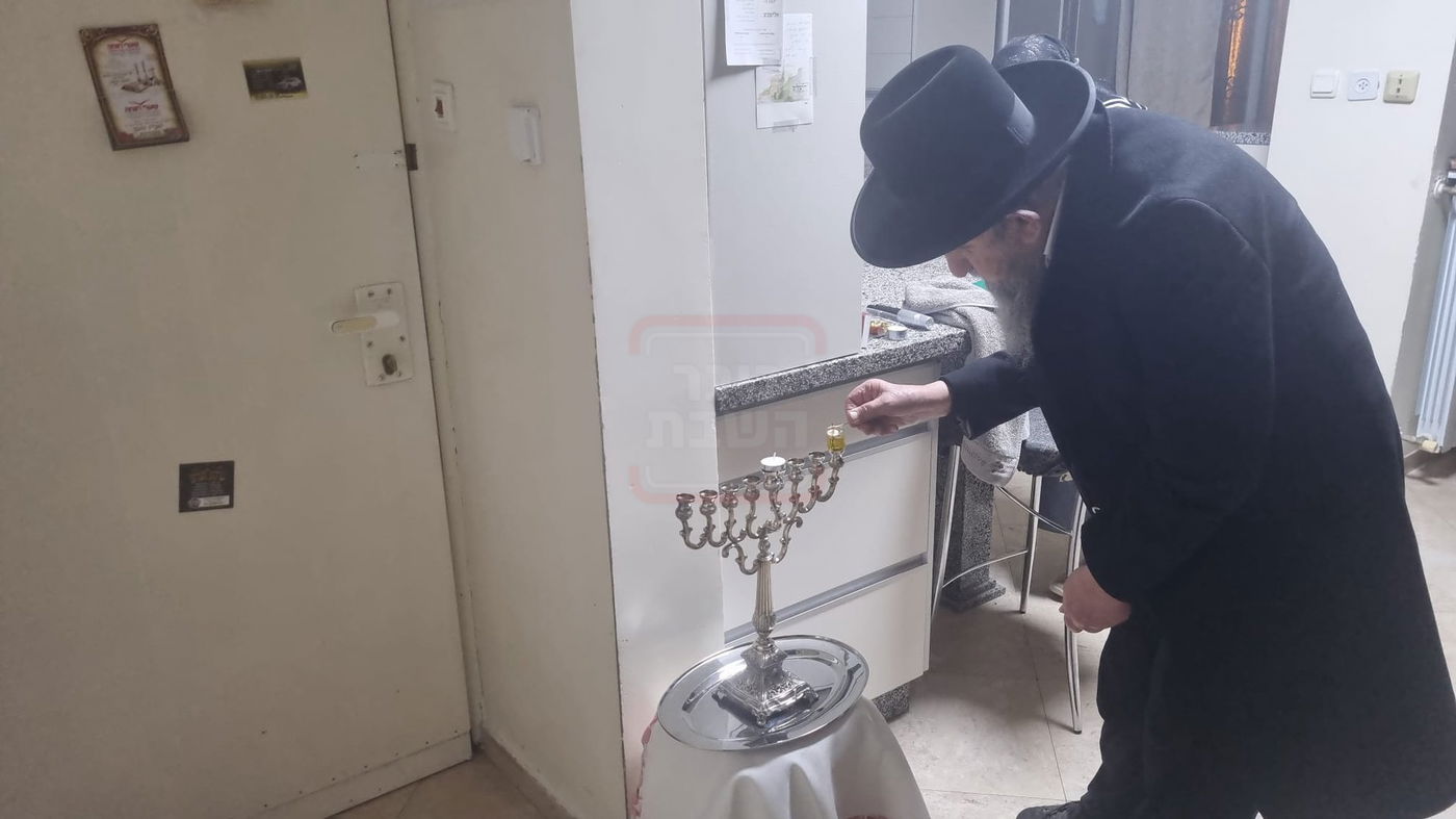 הגאון רבי בן ציון מוצפי בהדלקת נרות חנוכה