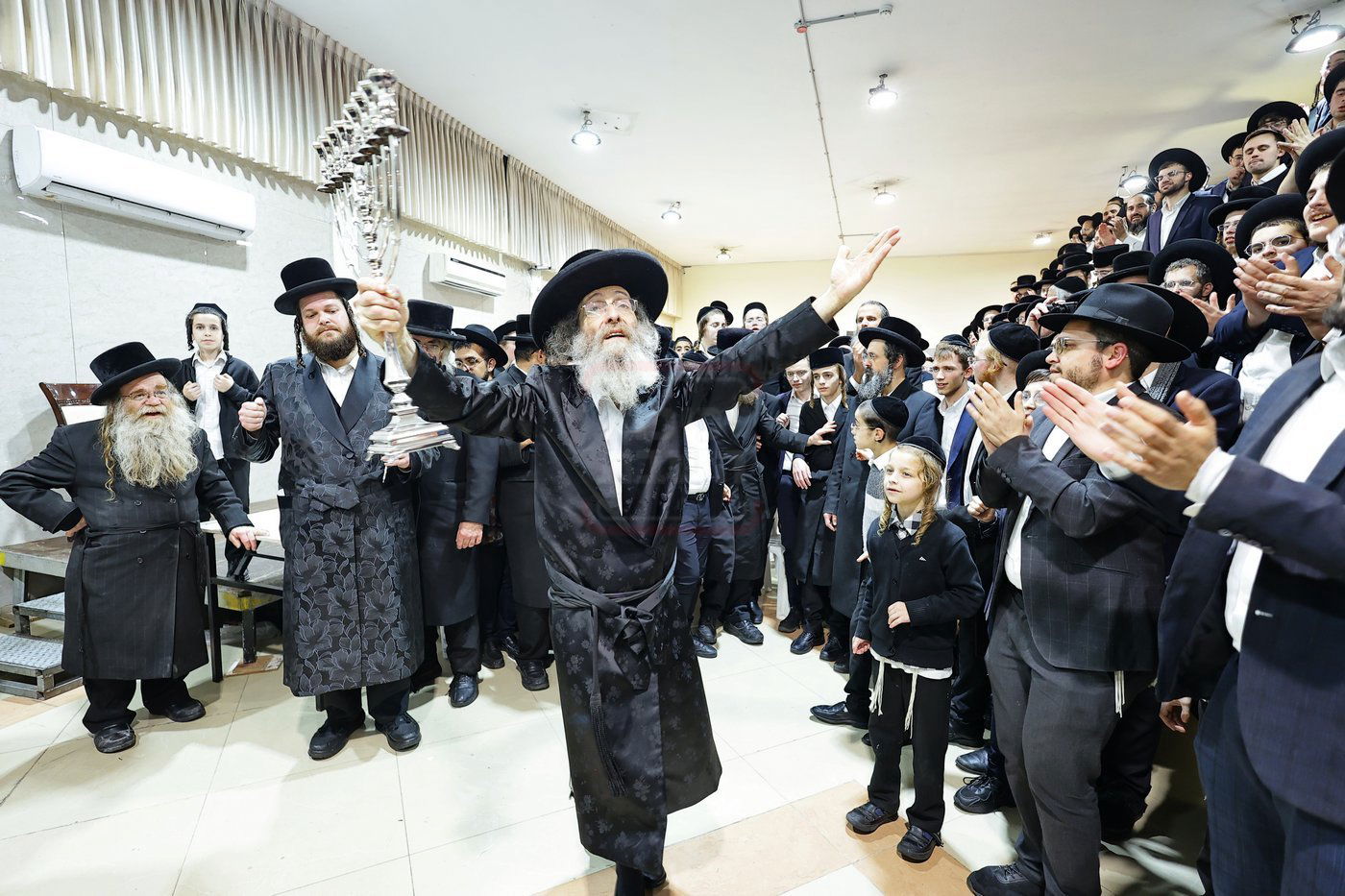 הרה"צ רבי אלימלך בידרמן בטיש חנוכה בחיפה