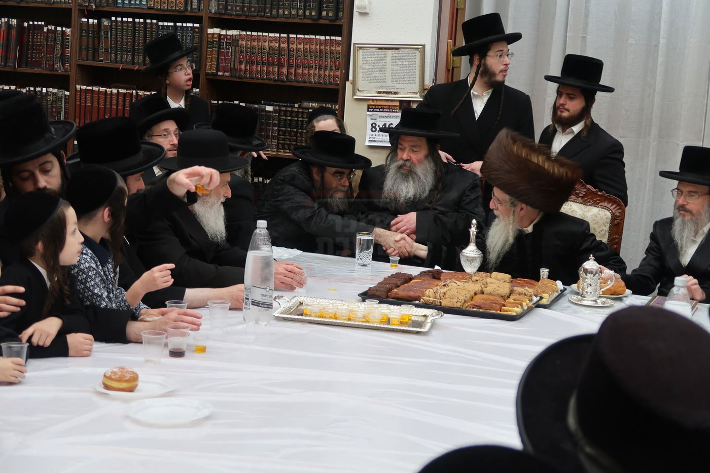 האדמו"ר ממעליץ בהדלקת נרות חנוכה