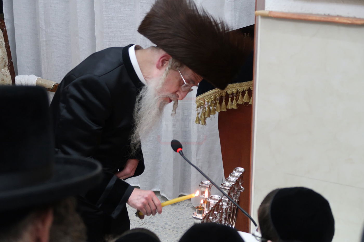 האדמו"ר ממעליץ בהדלקת נרות חנוכה