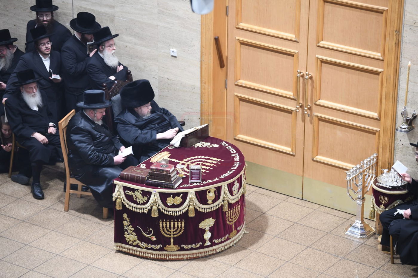 האדמו"ר מבעלזא בהדלקת נרות חנוכה