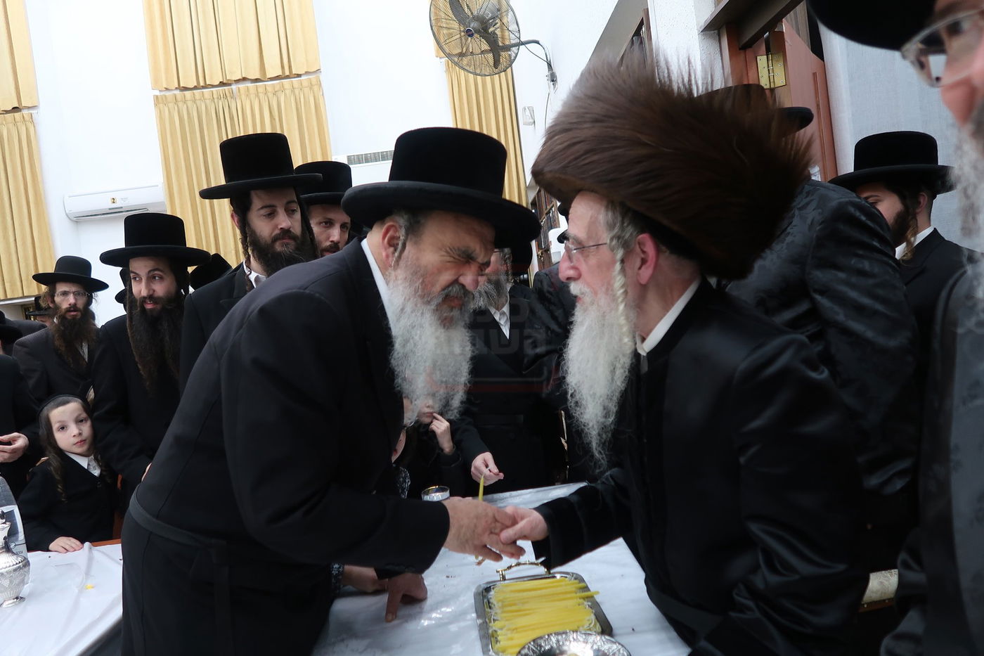 האדמו"ר ממעליץ בהדלקת נרות חנוכה