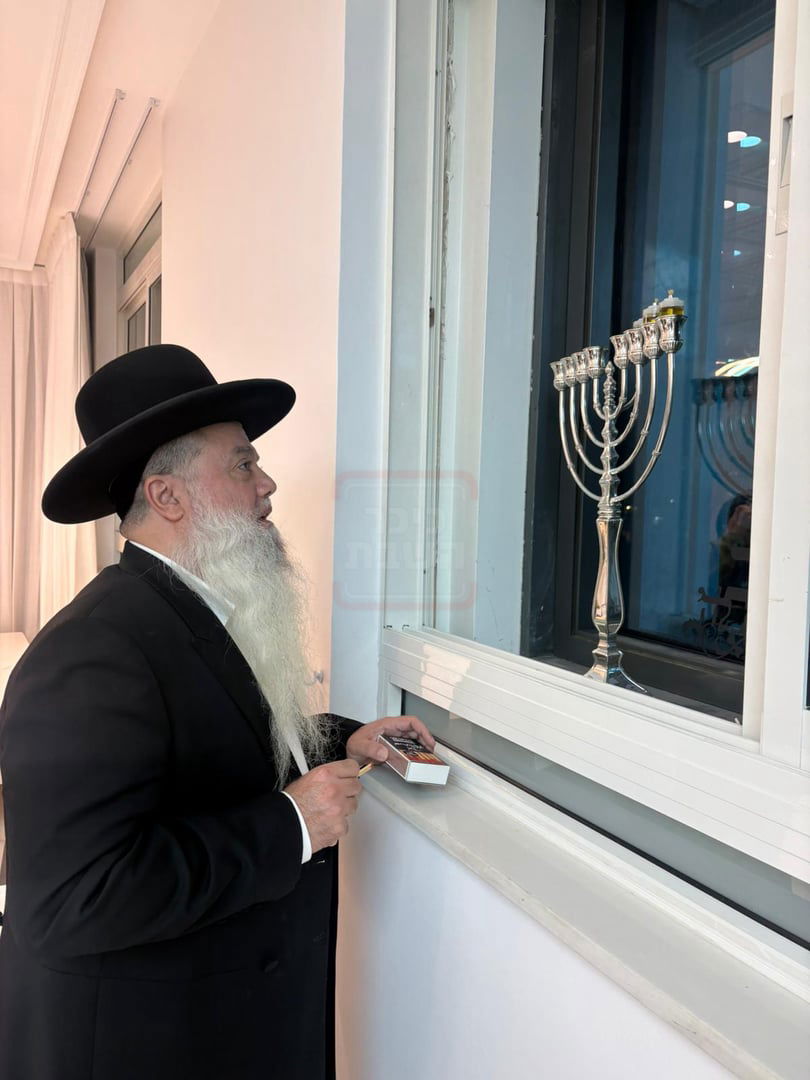 הגאון רבי יגאל כהן בהדלקת נרות חנוכה