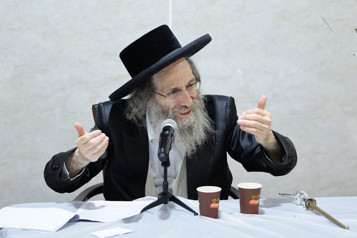 הרה"צ רבי אלימלך בידרמן בטיש חנוכה בחיפה