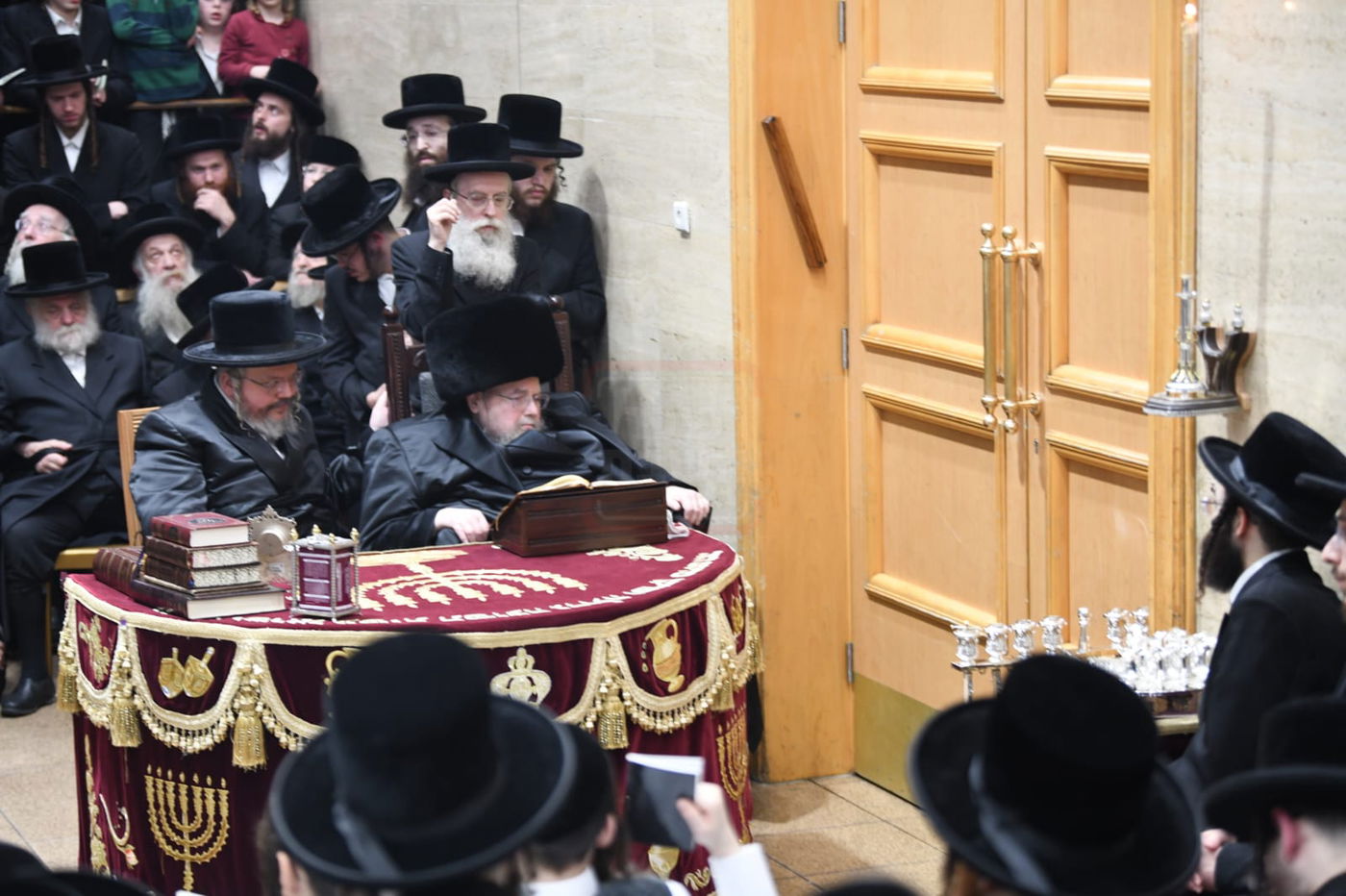 האדמו"ר מבעלזא בהדלקת נרות חנוכה