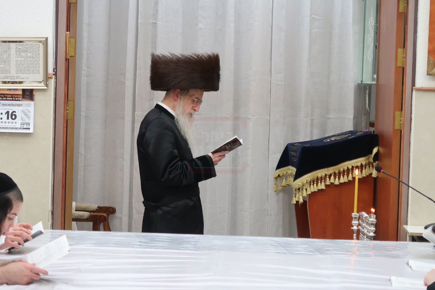 האדמו"ר ממעליץ בהדלקת נרות חנוכה