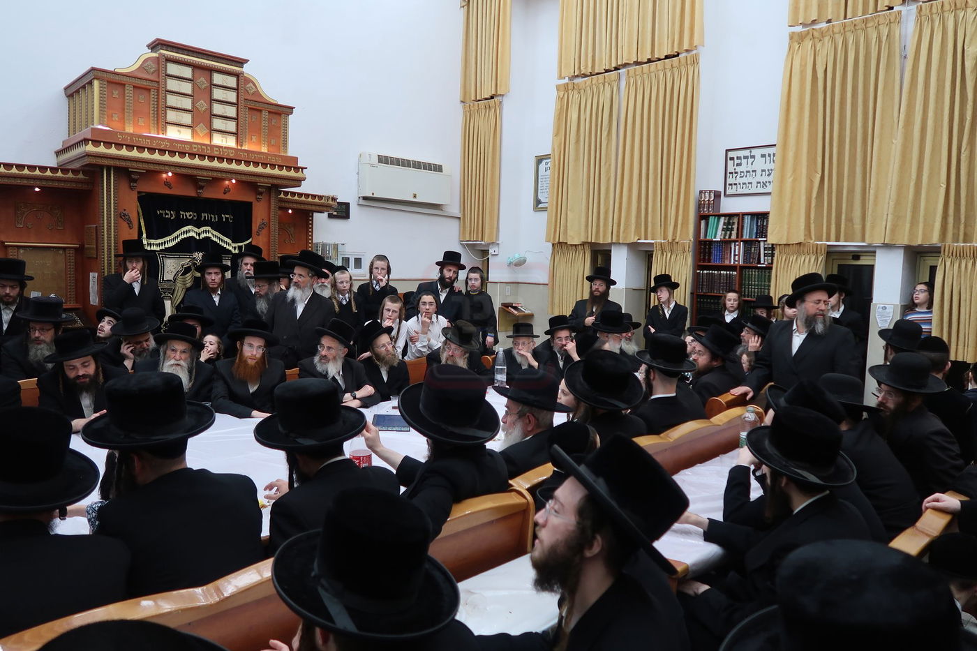 האדמו"ר ממעליץ בהדלקת נרות חנוכה