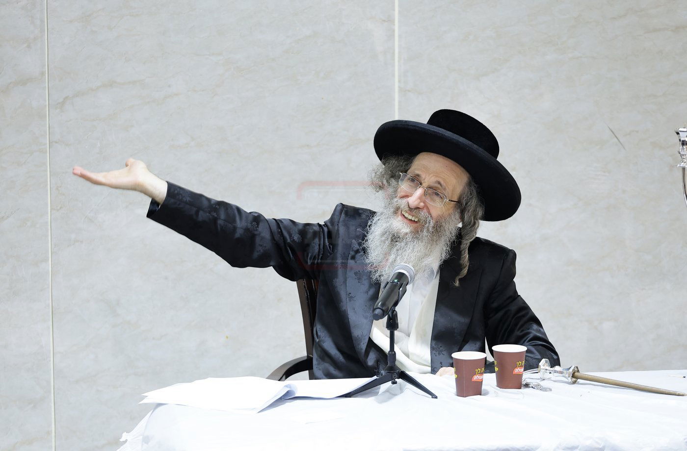 הרה"צ רבי אלימלך בידרמן בטיש חנוכה בחיפה