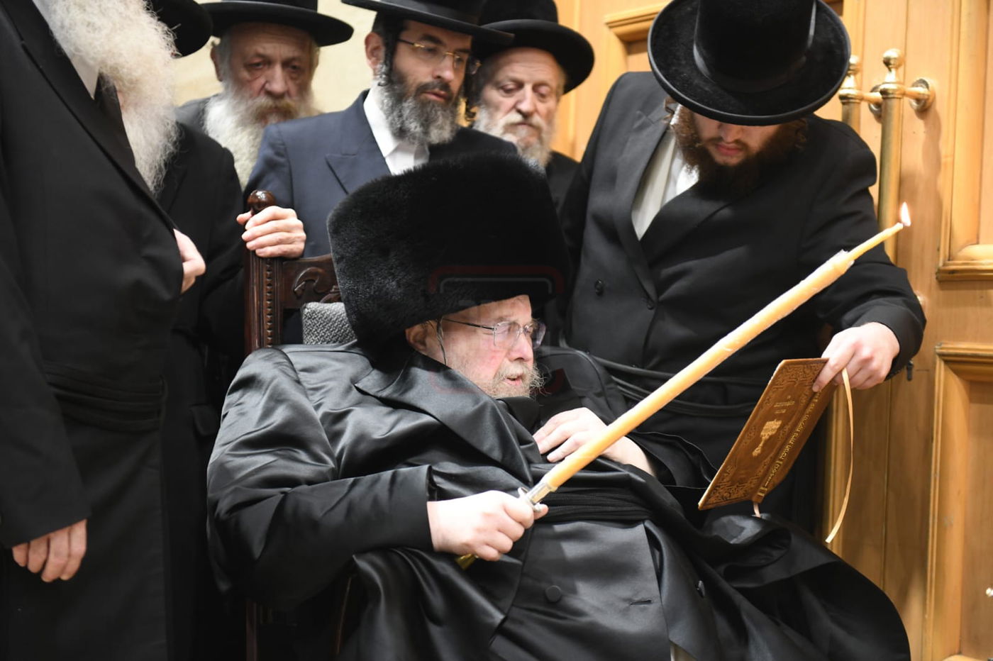 האדמו"ר מבעלזא בהדלקת נרות חנוכה