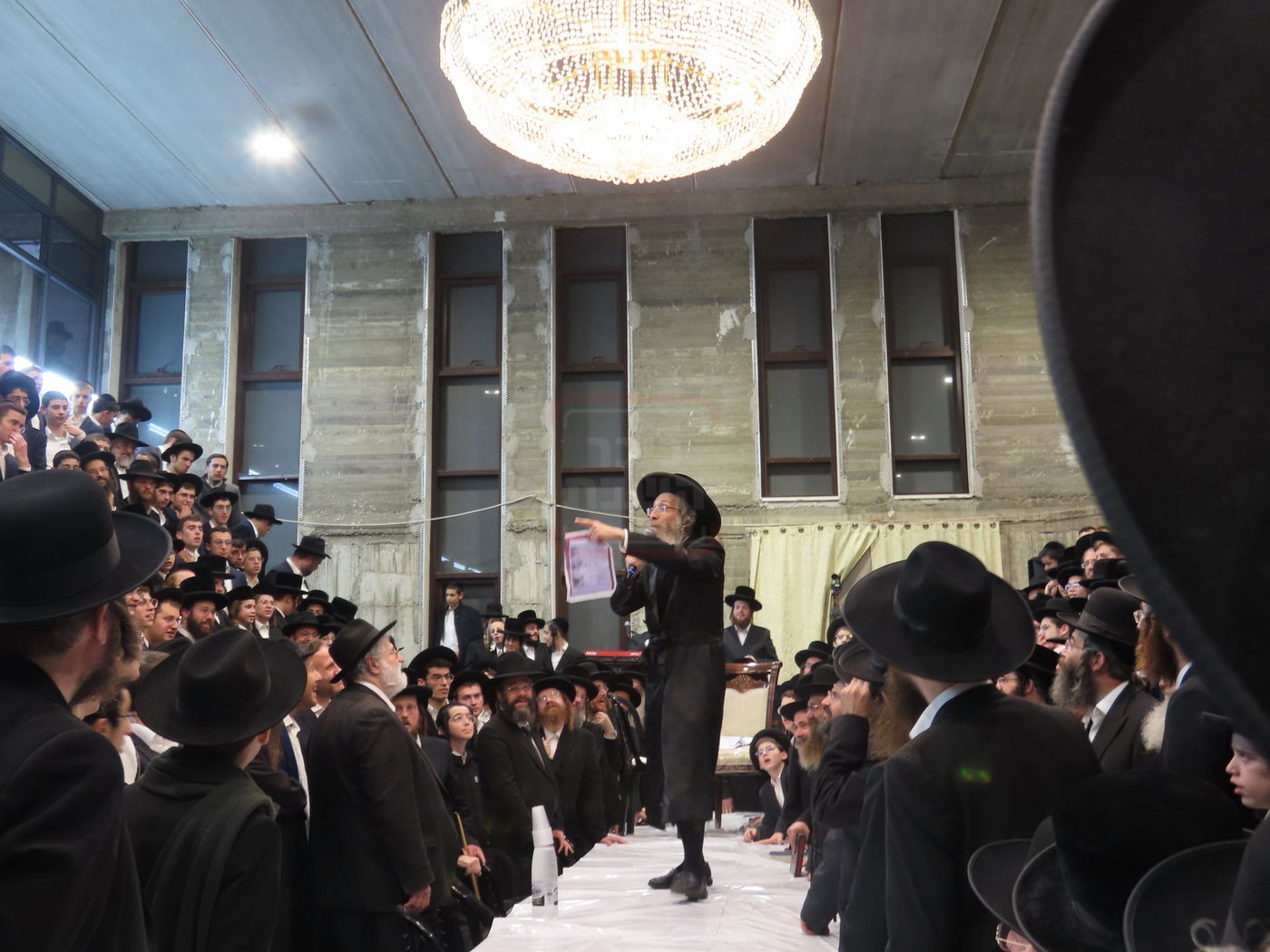 הרה"צ רבי אלימלך בידרמן בטיש חנוכה בברכפלד