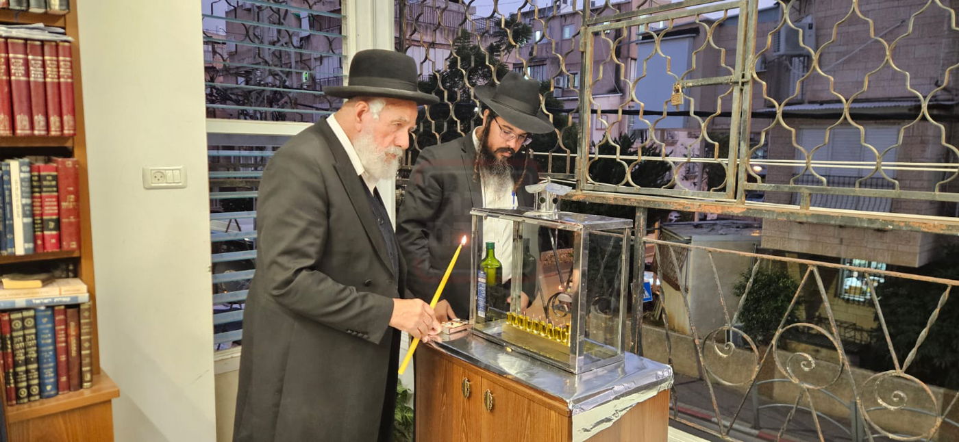 הגאון רבי שלמה מחפוד בהדלקת נרות חנוכה