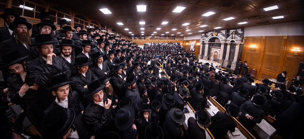 האדמו"ר מצאנז קלויזנבורג בהדלקת נרות חנוכה 