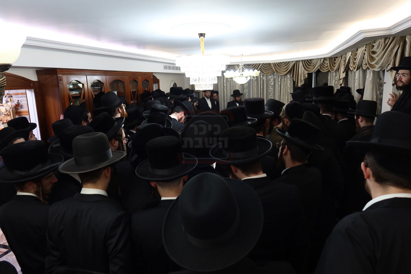 הגה"צ גאב"ד וויען בהדלקת נרות חנוכה