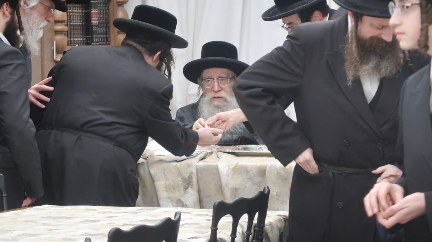 האדמו"ר מפשעווארסק בחלוקת מעות חנוכה