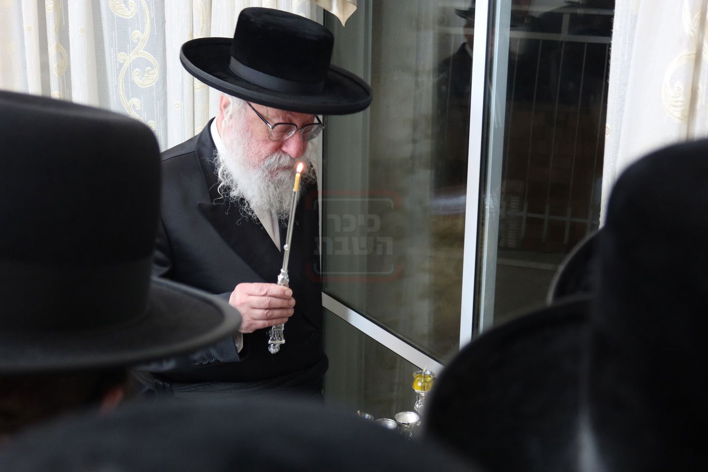 הגה"צ גאב"ד וויען בהדלקת נרות חנוכה