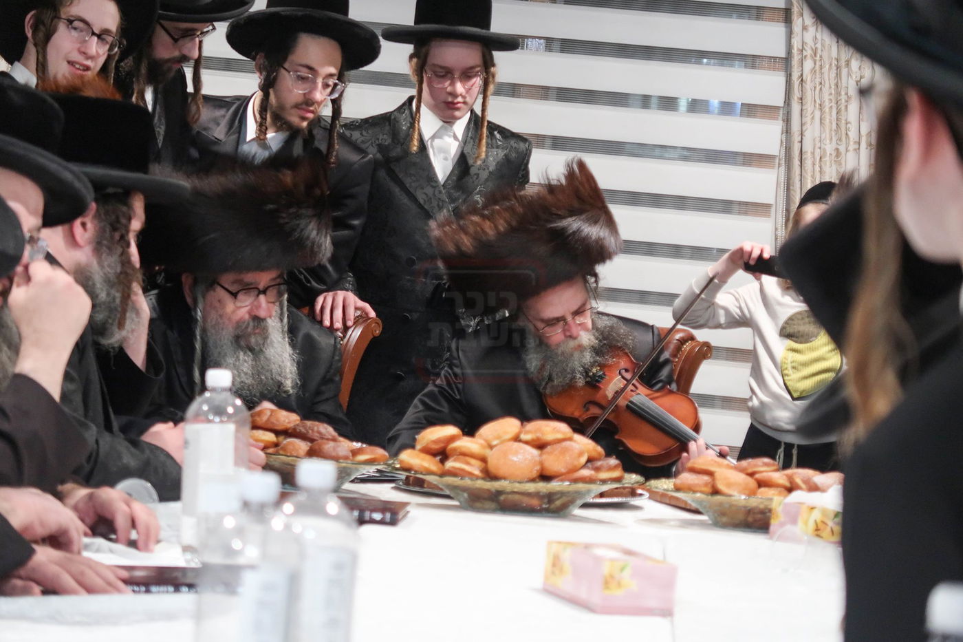 האדמו"ר מקרעטשניף סיגעט וויליאמסבורג בהדלקת נרות חנוכה