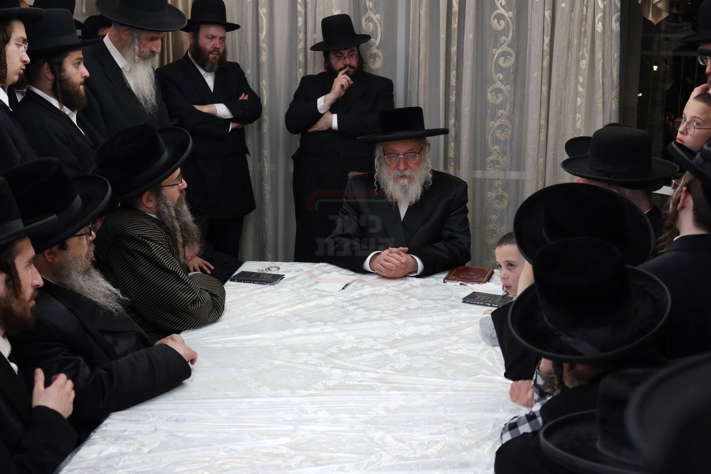 הגה"צ גאב"ד וויען בהדלקת נרות חנוכה